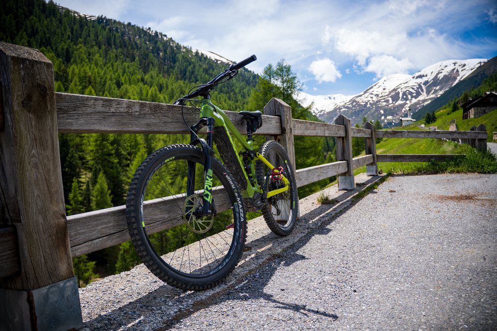 Mountainbike vor Alpenpanorama