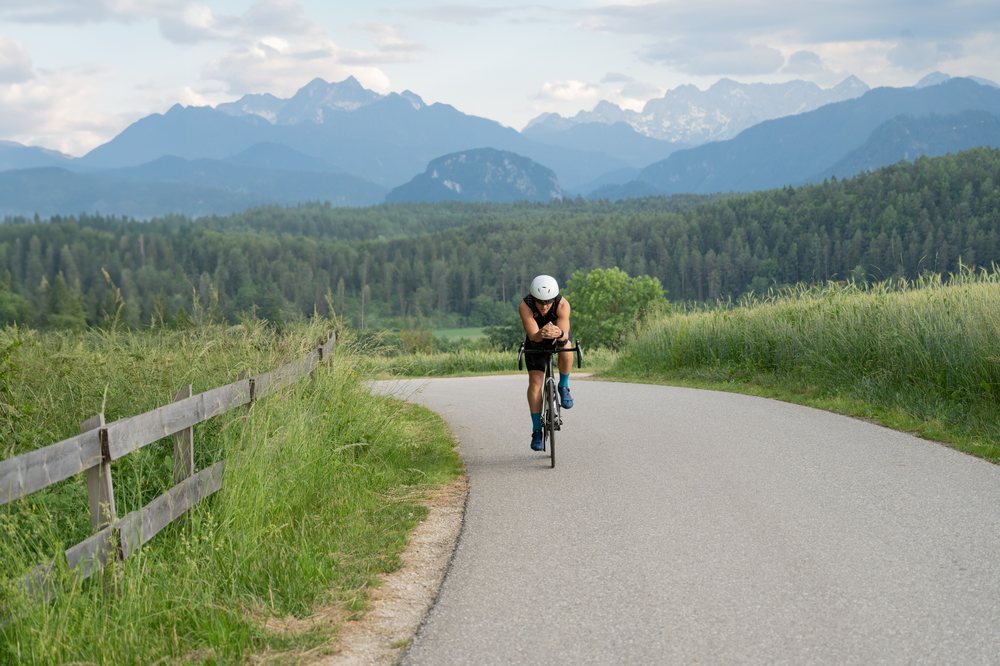 Rennradfahrer vor der Bergkulisse bei Kitzbühel