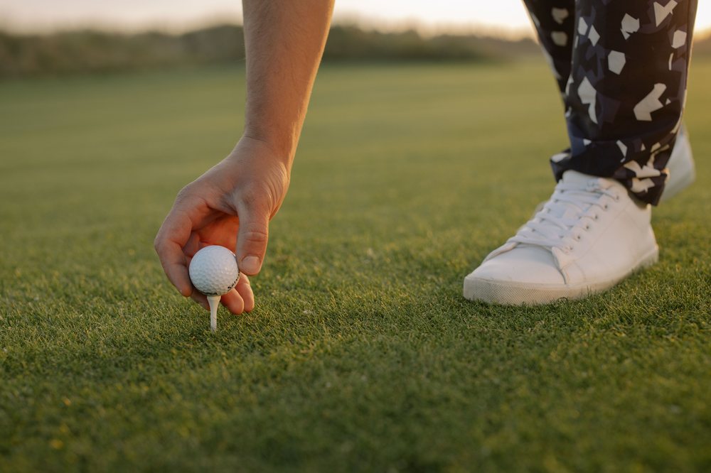 Golfball auf dem Abschlag bei Kitzbühel