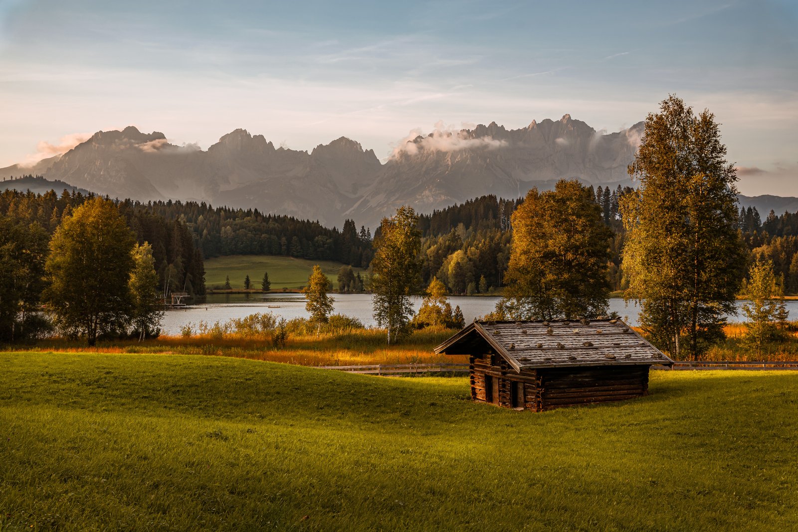 Almhütte am Schwarzsee bei Kitzbühel im Herbst