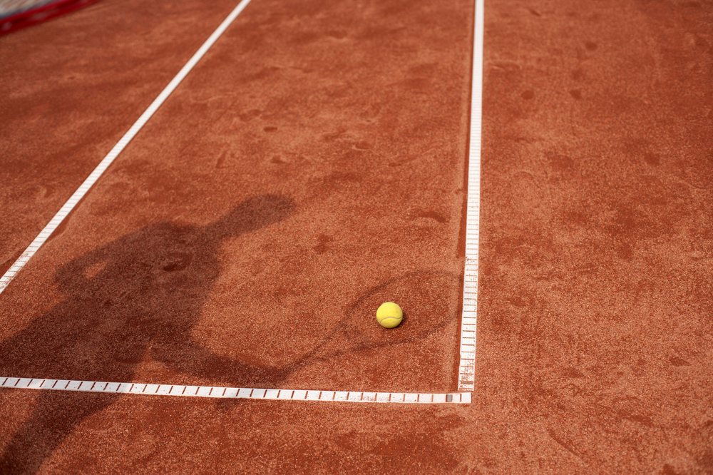 Tennisball auf dem Sandplatz