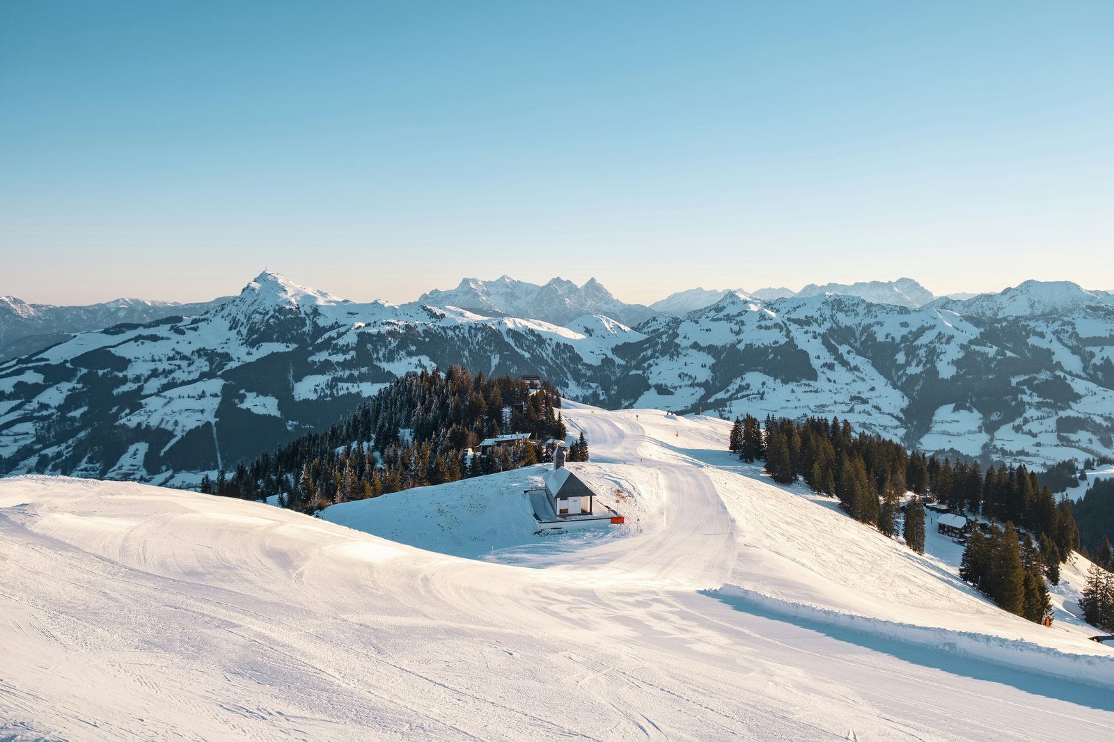 Winterlandschaft mit Kapelle bei Kitzbühel