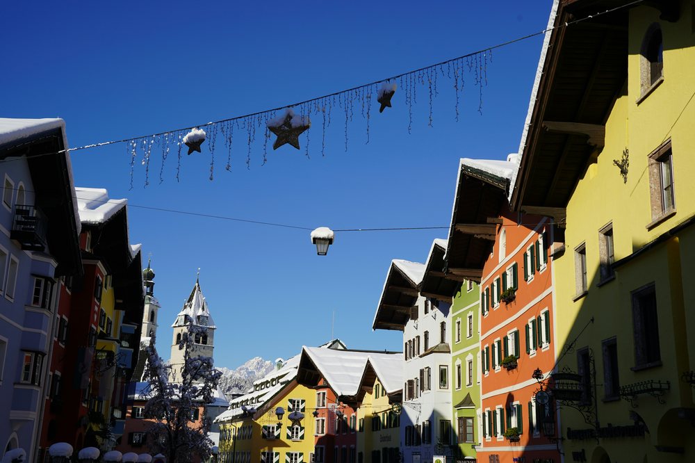 Weihnachtlich beleuchtete Altstadt Kitzbühels im Winter